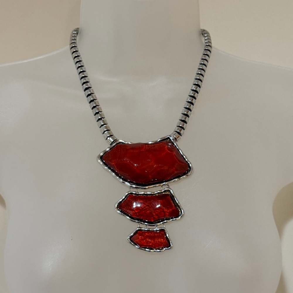 NWOT GORGEOUS RED PENDANT STATEMENT NECKLACE